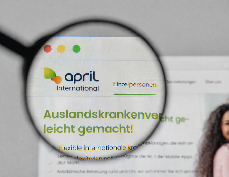 Lupe auf Website von APRIL International als Symbol für PR Strategie, Positionierung und Analyse im Rahmen der Pressearbeit