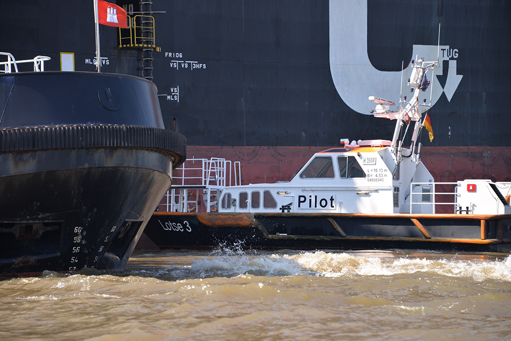 PR Strategie und Positionierung für B2B-Unternehmen in Hamburg: Lotsenboot im Hafen als Symbol für strukturierte Unternehmenskommunikation und klare Ausrichtung