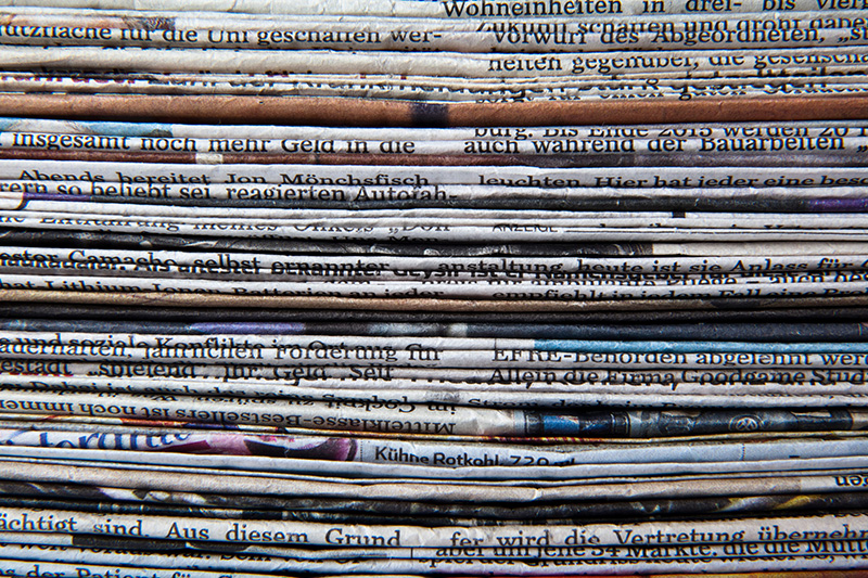 Zeitungsstapel als Symbol für Pressearbeit und Medienarbeit in Unternehmen zur Steigerung der Sichtbarkeit